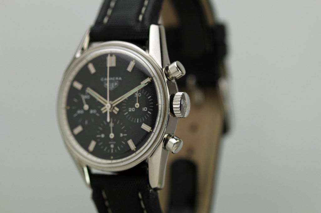 Dies ist ein großartiges Beispiel für eine originale Heuer Carrera aus Edelstahl aus den 1960er Jahren. Die Uhr hat ein unglaubliches schwarzes Original-Zifferblatt in ausgezeichnetem Zustand. Es ist ziemlich schwierig, die Vintage Heuer Carrera