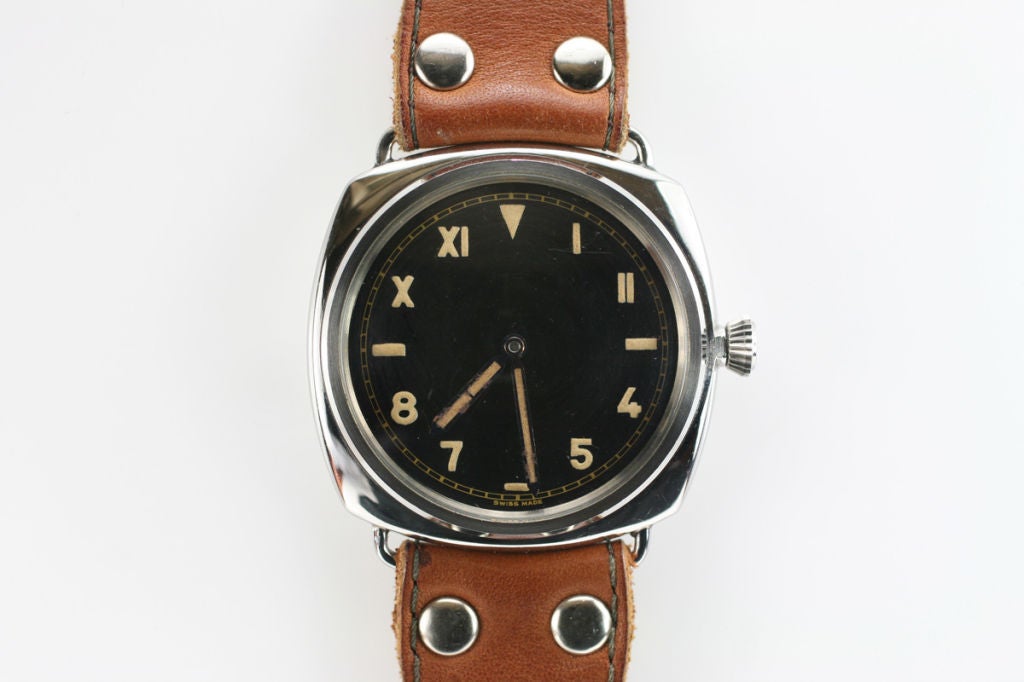 Dies ist ein wunderschönes Exemplar der Vintage Panerai 3646 mit kalifornischem Zifferblatt und Rolex Kaliber 618 Uhrwerk aus den frühen 1940er Jahren. Das Zifferblatt ist in ausgezeichnetem Zustand, schöne gebläute Zeiger, und das Originalglas ist