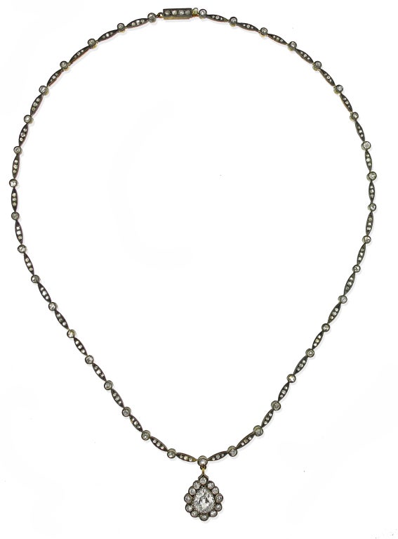 Diese atemberaubende viktorianische Halskette besteht aus einem Old Mine Cut in Birnenform  diamant mit einem Gewicht von 1,44 Karat. Es ist srrounded von 12 runden Old Mine Cut Diamant mit einem Gesamtgewicht von 0,60 Karat.  Die schöne antike