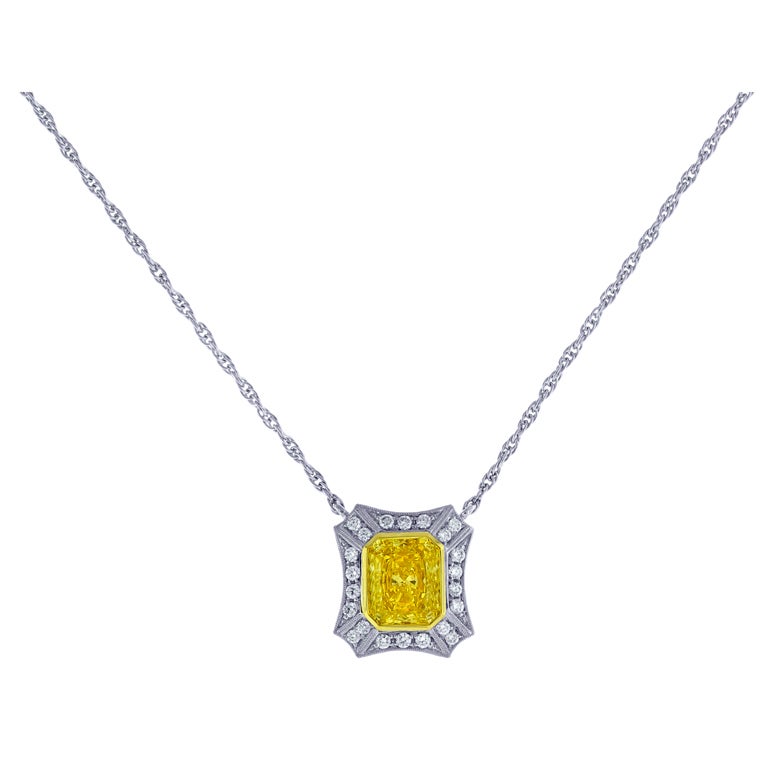 Pendentif remarquable en diamant jaune en vente