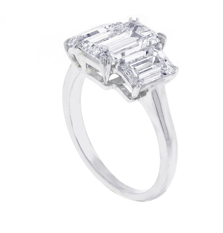 Diese drei Stein Smaragd geschliffenen Diamant-Ring verfügt über eine 2::03 Zentrum Smaragd geschliffenen Diamanten F Farbe VVS2 Klarheit und zwei Seite Smaragd geschliffenen Diamanten mit einem Gesamtgewicht von 1::57 Karat:: F Farbe VVS Klarheit.