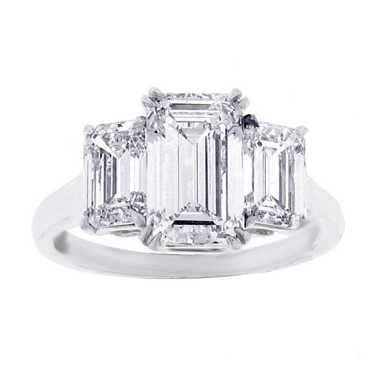 Dreistein-Diamantring mit Smaragdschliff