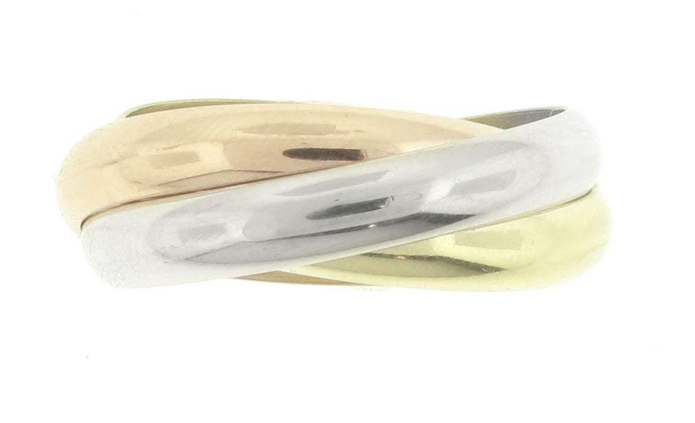 Cette bague Trinity de Cartier est la bague classique à trois bandes roulantes. Chaque anneau est d'une couleur différente en or 18 carats : or blanc:: jaune et rose. Les bandes ont une largeur de 4 millimètres. Cette bague est une taille 62 et est