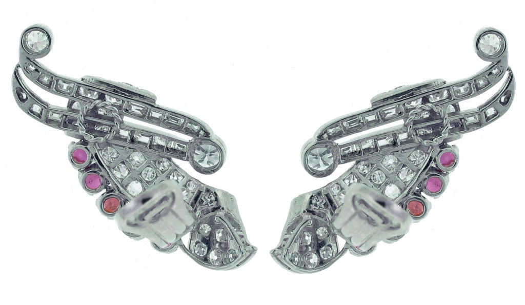 Diese Flügelohrringe mit Rubinen und Diamanten sind ein hervorragendes Beispiel für den retro-modernen Stil und verkörpern den Hollywood-Stil der späten 1940er Jahre. 96 Diamanten von 5,5 Karat und 10 Rubine von 1,85 Karat sind in Platin gefasst.