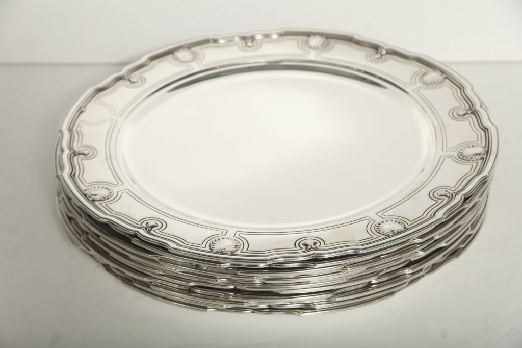 set of 12 Tiffany &Co sterling silver dinner plates,shell<br />
and thread pattern