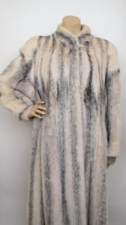 Here's this gorgeous Jay Lennad long haired mink coat.

* It has two pockets & beautiful full sleeves.
* It closes with a button at the top in addition to four hook & eye closures down the front. 

Measurements:
Sleeves 25