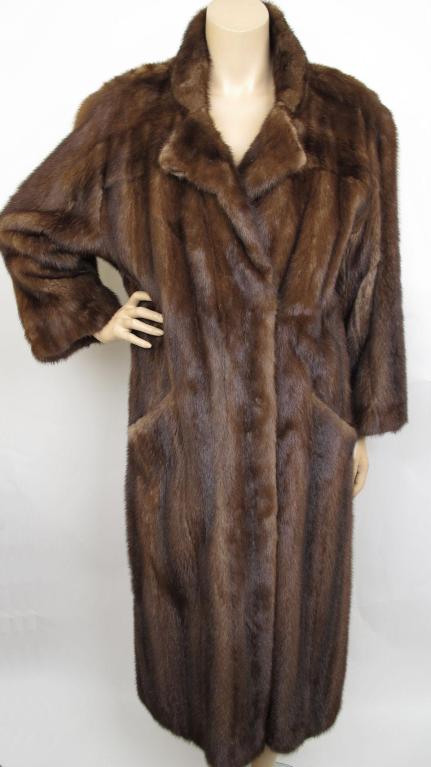Here's this stunning S. Garber brown mink coat.

* It has two pockets & has a small split in the back.
* It closes with a hook at the top in addition to three hook & eye closures down the front.

Measurements:
Sleeves 24