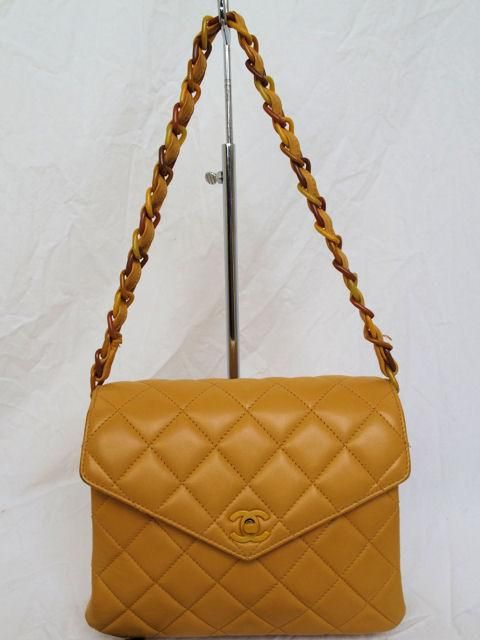 This is a very rare vintage mustard yellow quilted leather Chanel flap bag from the series 5 collection from the late 1990s.<br />
<br />
* It has a square shape & has beautiful two tone resin hardware.<br />
* It's made of supple yet durable