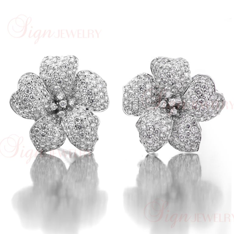 Diamond White Gold Flower Earrings and Ring For Sale at 1stdibs