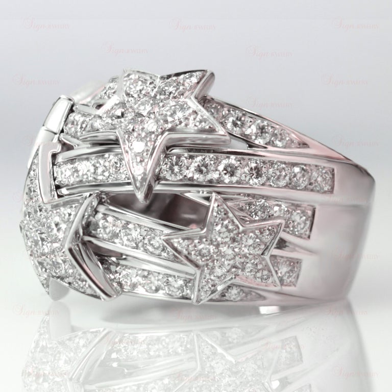 A captivating women's ring from the Comet collection by Chanel. Made in 18k white gold and featuring a pierced mounting of criss-crossing bands of round diamonds accented by diamond-set star-shaped plaques. Beautifully pave-set with 107 sparkling