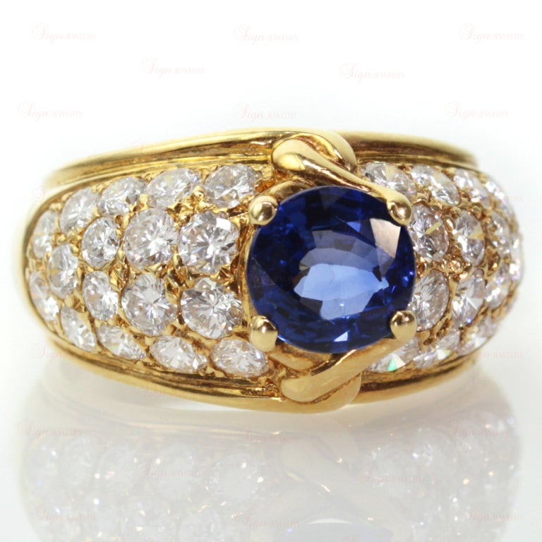 Fabuleuse bague pour femme de Van Cleef and Arpels en or jaune 18 carats, ornée d'un saphir rond facetté de 7,0 mm de diamètre et d'une couleur bleu royal étincelante. Il est complété par un superbe sertissage pavé entouré de diamants ronds. Vers