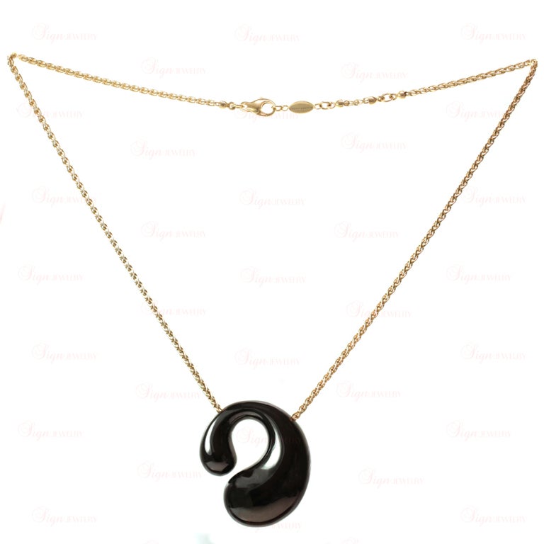 This modern De Grisogono necklace is made in 18k yellow gold and features a stylishly abstrast black rhodium pendant.
36mm x 40mm Pendant Width - 18