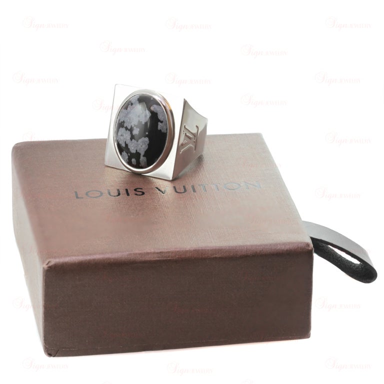 This unisex Louis Vuitton ring is made in sterling silver and bezel-set with a 14.0mm x 18.0mm oval black obsidian stone with gray snowflake forms. A beautiful regal design.
22mm (7/8