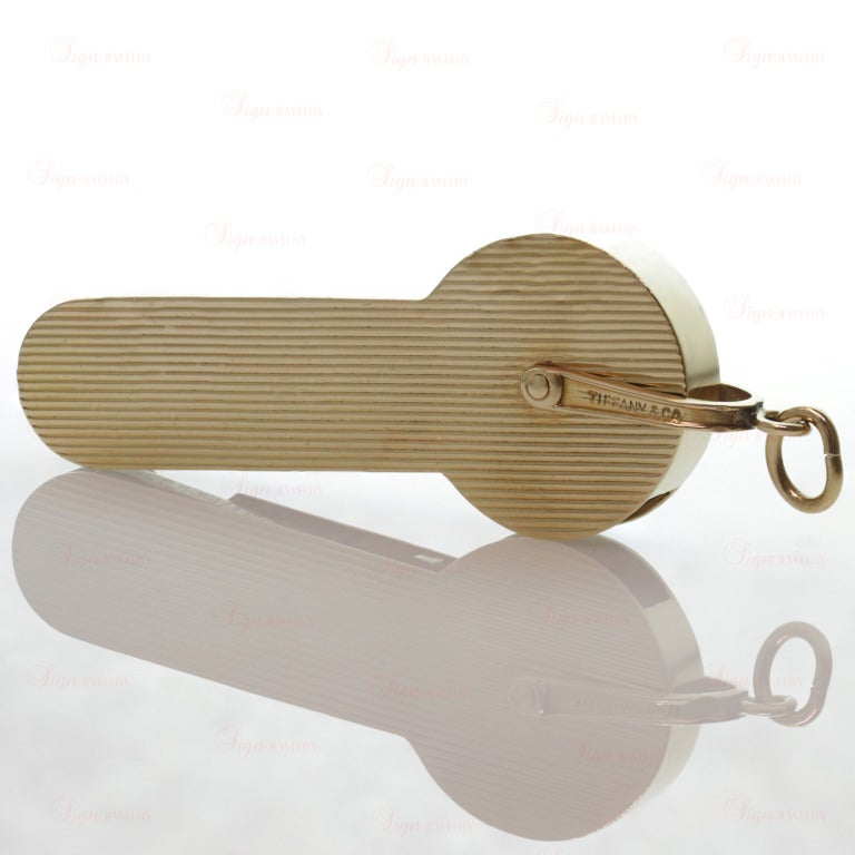 This elegant Tiffany & Co. key holder features a solid 14k yellow gold frame with two unused keys made of stainless steel. A unique and collectible gift.
Dimensions: 22mm (7/8") Width - 64mm (2 1/2") Length.
Total Weight: 27.5 Grams.