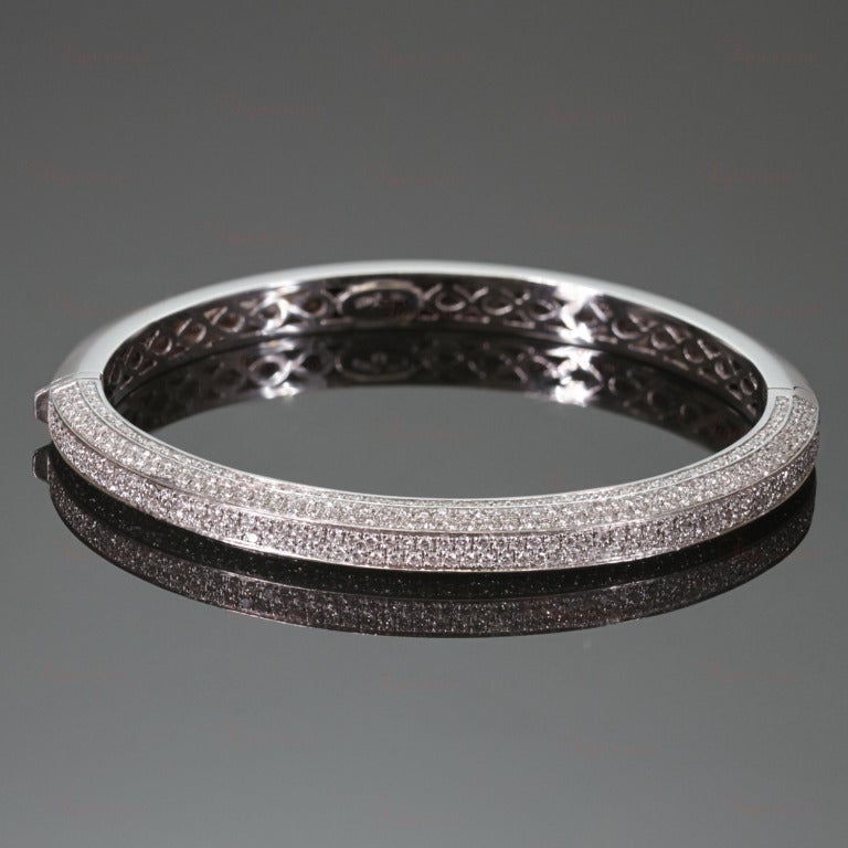 Dieser atemberaubende moderne Armreif ist mit 480 runden Diamanten im Brillantschliff G-H VS2-SI1 in 18 Karat Weißgold gefasst. Ein klassisches und elegantes Design.
