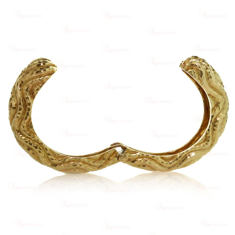 DAVID WEBB Pair Textured Yellow Gold Bangle Bracelet In Excellent Condition In New York, NY