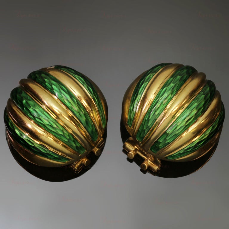 These vibrant Tiffany & Co. clip-on earrings are made in 18k yellow gold and beautifully contrasted with textured green enamel inlays. A jubilant and chic design.