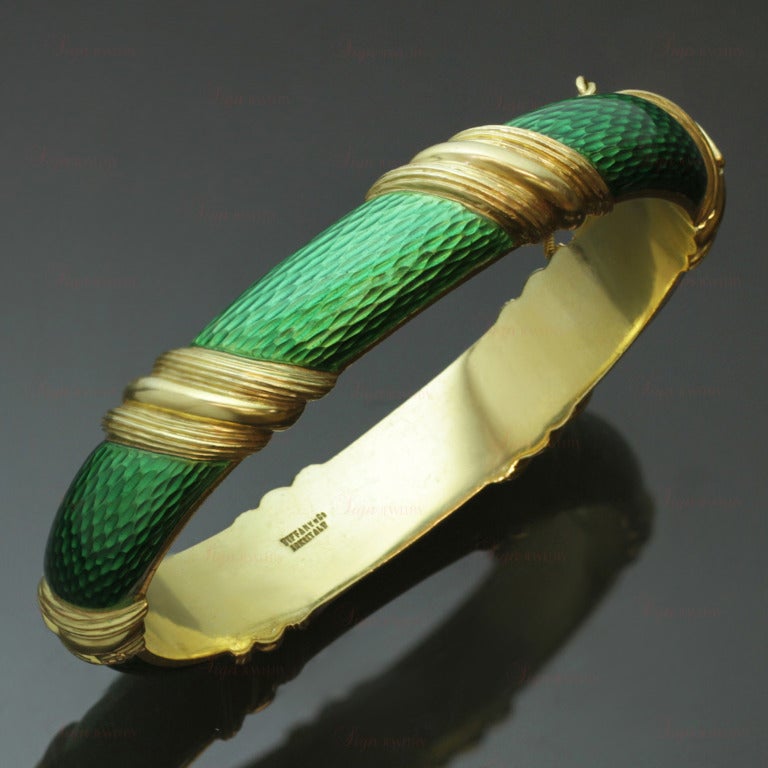 Dieser fabelhafte Armreif von Tiffany & Co. ist mit grüner, strukturierter Emaille in 18 Karat Gelbgold gefasst und mit einem Sicherheitsverschluss versehen. Ein lebhaftes und schickes Design aus den 1990er Jahren.