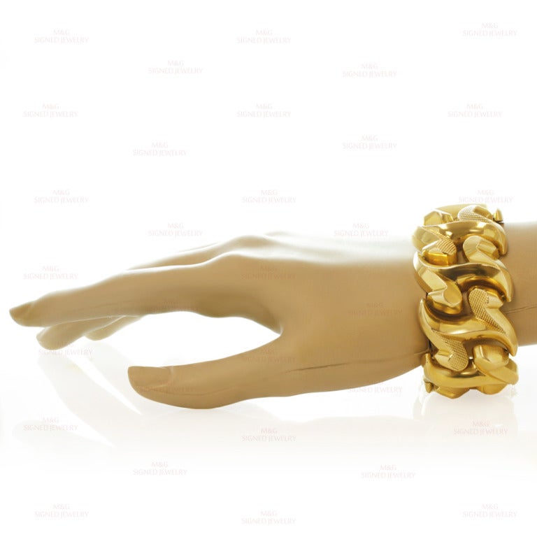 Ferrari Orafi Rare 1940s Yellow Gold Wide Link Bracelet In Excellent Condition In New York, NY