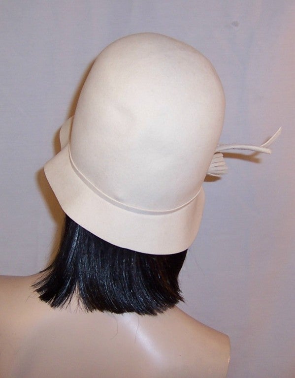 Frank's Girl White Woolen Felt Cloche Designed by Frank Olive In Excellent Condition For Sale In Oradell, NJ