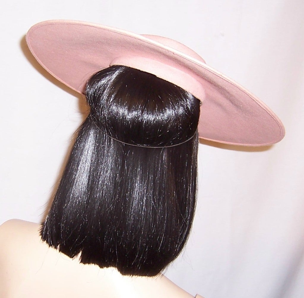 Depression Era-Pink Platter Hat with Rose Blossom In Excellent Condition For Sale In Oradell, NJ