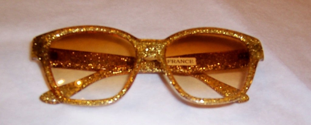 This is a fabulous pair of 1950's vintage, gold confetti sunglasses from France. They are marked and are in excellent vintage condition.

Please contact dealer for shipping and insurance fees.