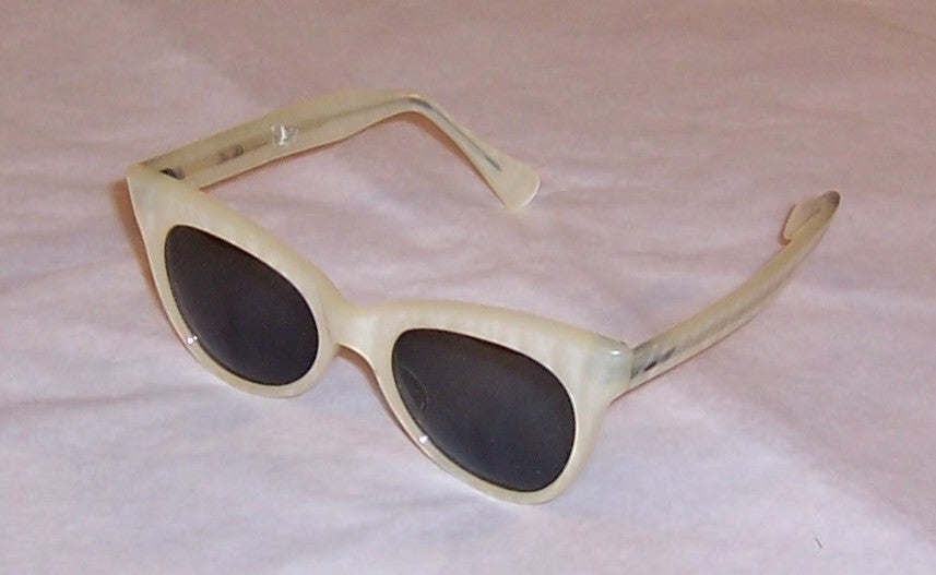 1950's-1960's White Pearlized Sunglasses In Excellent Condition In Oradell, NJ