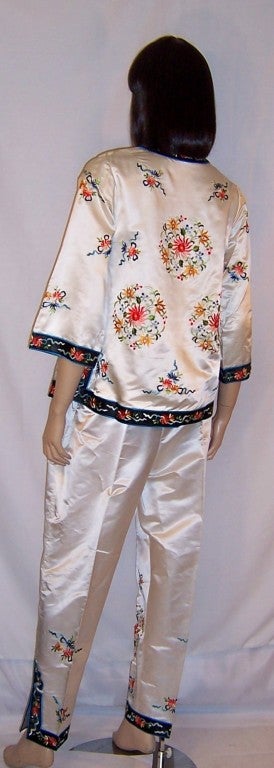 1940's White Silk Chinese Hand-Embroidered Jacket & Pants Ensemble In Excellent Condition For Sale In Oradell, NJ