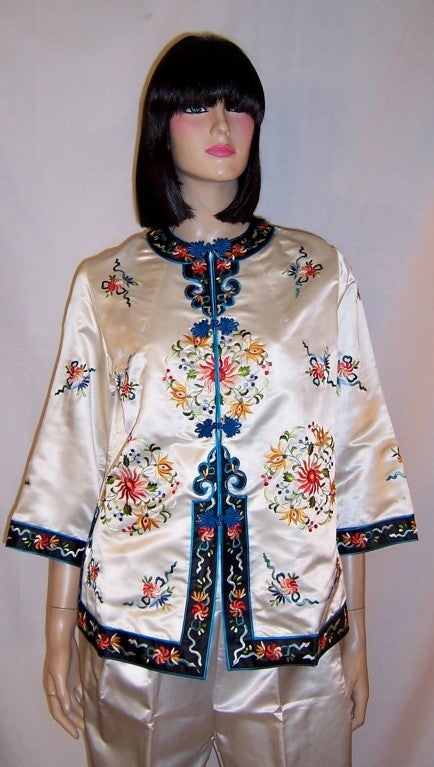 1940's White Silk Chinese Hand-Embroidered Jacket & Pants Ensemble For Sale 1