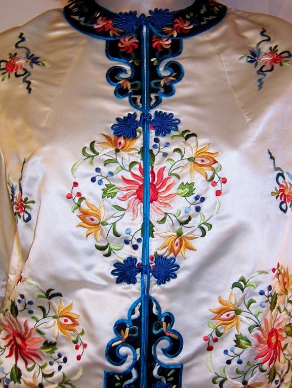 1940's White Silk Chinese Hand-Embroidered Jacket & Pants Ensemble For Sale 2