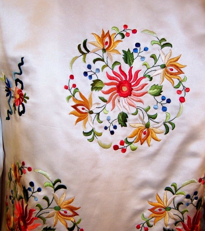 1940's White Silk Chinese Hand-Embroidered Jacket & Pants Ensemble For Sale 3