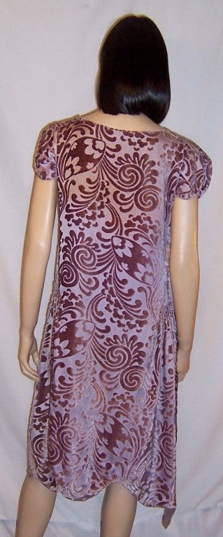 1920's Mauve Voided Velvet Dress with Scalloped Hem Line In Excellent Condition In Oradell, NJ