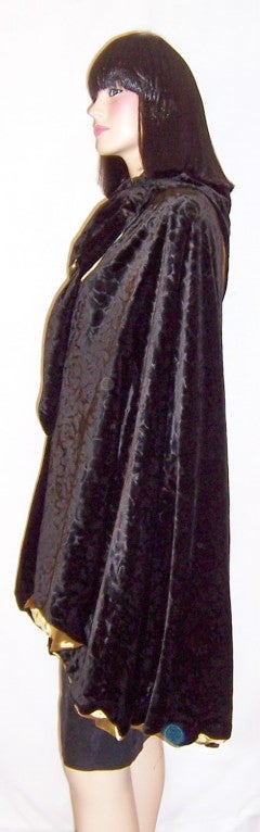 Art Deco Black Velvet Cape with a Rosette Pattern In Excellent Condition For Sale In Oradell, NJ