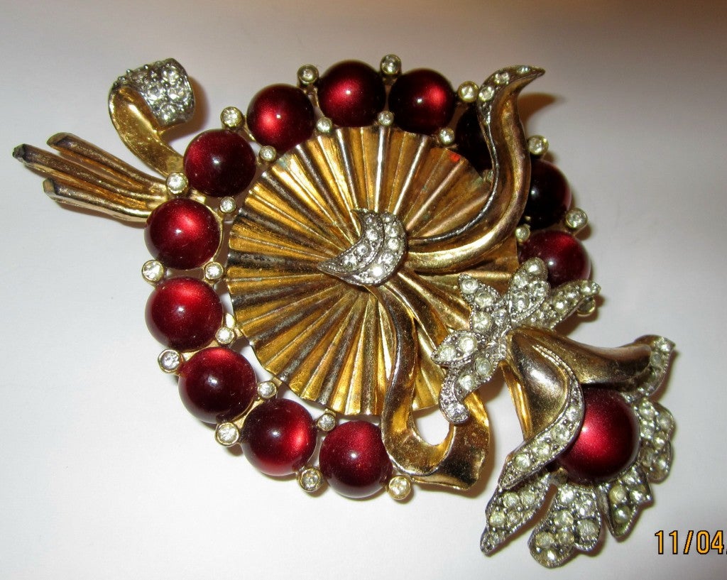 Impressive 1940's Vintage Stylized Floral Designed Brooch