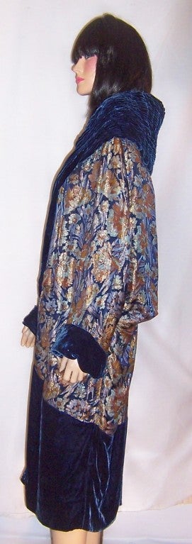 Opulent 1920's Prussian Blue Silk Velvet & Floral Lame Opera Coat In Excellent Condition For Sale In Oradell, NJ