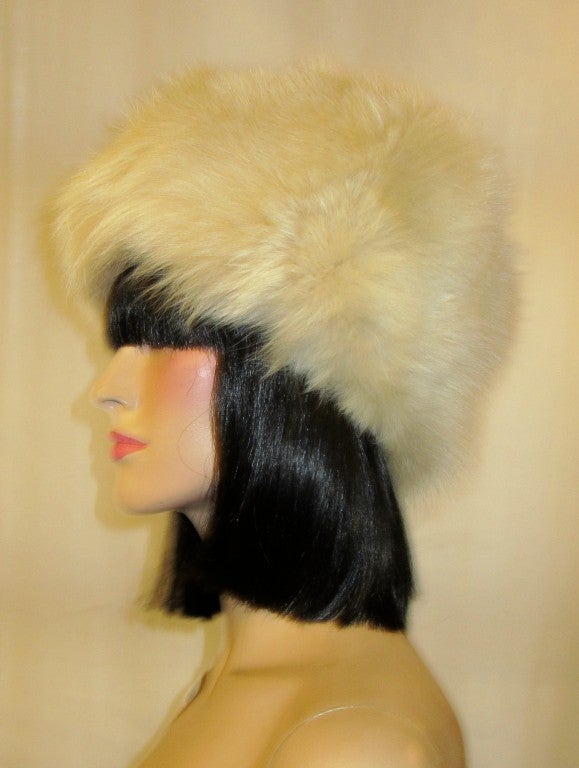 1960's, Stunning and Full White Fox Fur Hat In Excellent Condition For Sale In Oradell, NJ