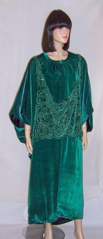 This is a superb example of the 1920's style in Orientalism. This wonderful viridian green silk velvet cocoon opera coat depicts all of the interest the fashion world had at the time in the exotic flavors of the Orient. This luxurious wrap coat has
