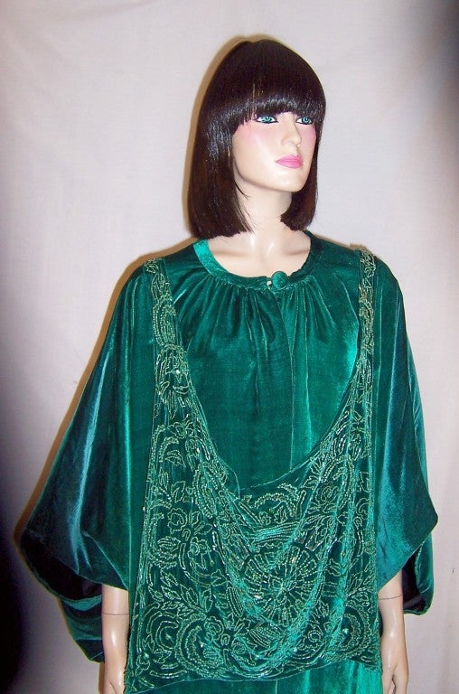1920's Viridian Green Silk Velvet Cocoon, Beaded Coat- A Study in Orientalism In Excellent Condition For Sale In Oradell, NJ