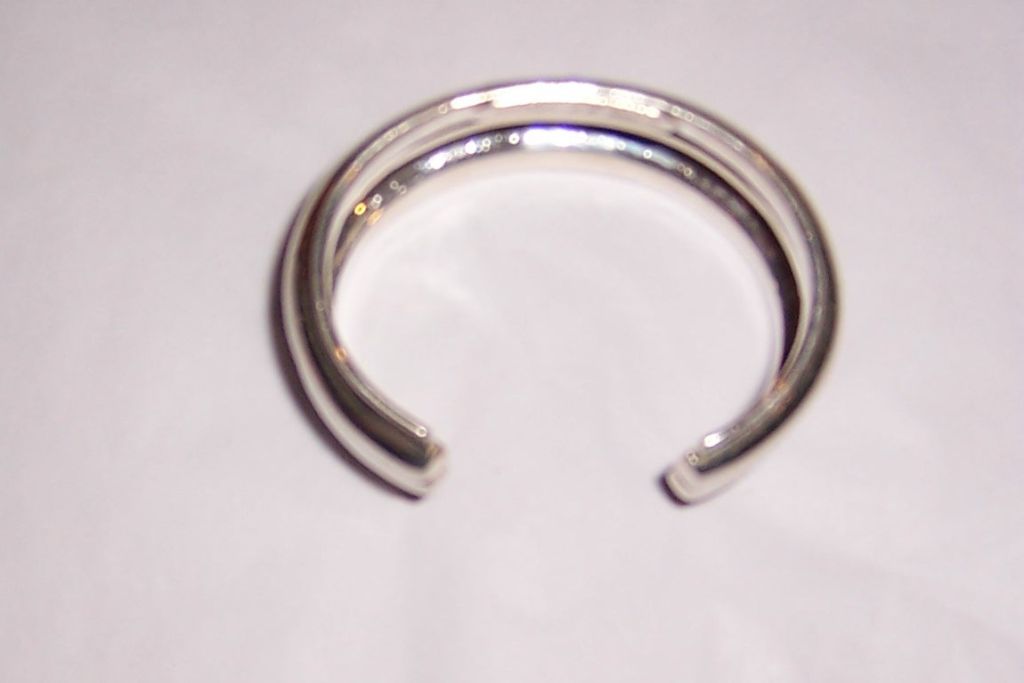 This is a simple and elegant sterling cuff bracelet by Ralph Lauren of the 1980's vintage. The bracelet is stamped, Ralph Lauren, Sterling.

New Jersey residents please add 7% New Jersey Sales Tax.***