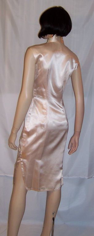 1950's Pink Silk Cheongsam with Floral Beadwork Designs In Excellent Condition For Sale In Oradell, NJ