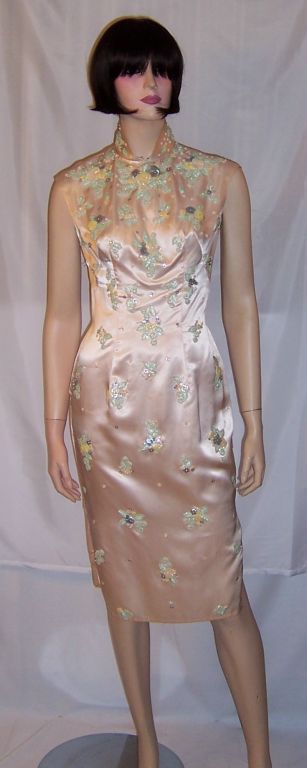 1950's Pink Silk Cheongsam with Floral Beadwork Designs For Sale 2