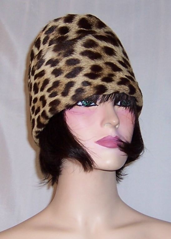 This is a striking leopard cloche is excellent vintage condition. Its circumference measures 21.5