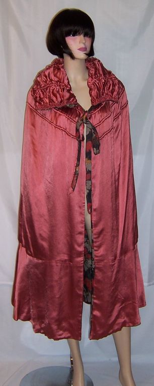 1920's  Black, Gray, Marigold, & Raspberry Lame Reversible Cloak For Sale 4