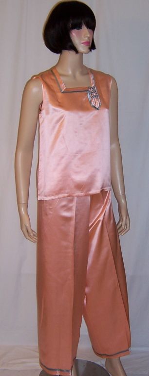 Salmon Pink & Blue Three-Piece Silk Lounging Outfit For Sale 3