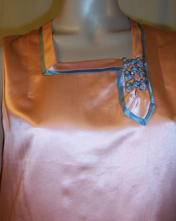 Salmon Pink & Blue Three-Piece Silk Lounging Outfit For Sale 4