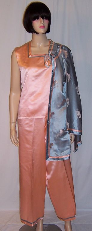Salmon Pink & Blue Three-Piece Silk Lounging Outfit For Sale 5