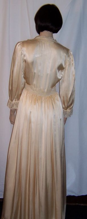 Women's Matching Vintage Peignoir of Champagne Colored Silk with Lace For Sale