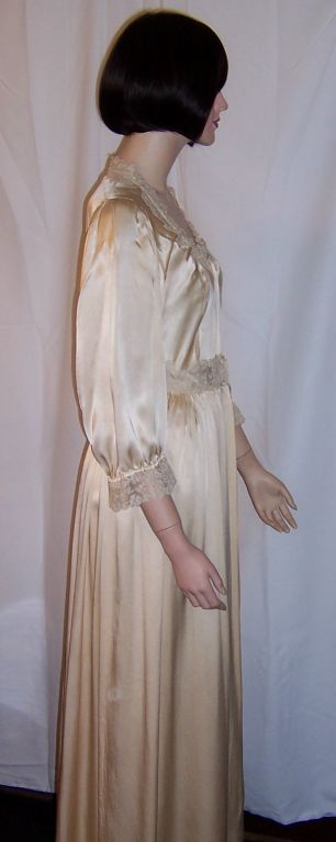 Matching Vintage Peignoir of Champagne Colored Silk with Lace For Sale 1