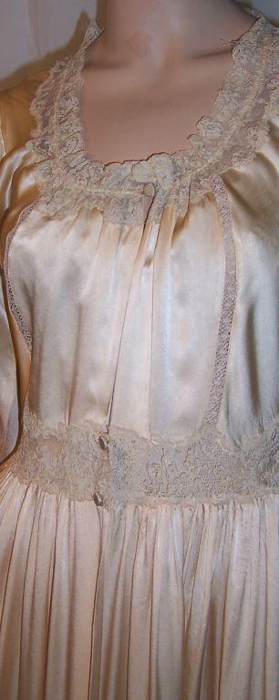 Matching Vintage Peignoir of Champagne Colored Silk with Lace For Sale 2