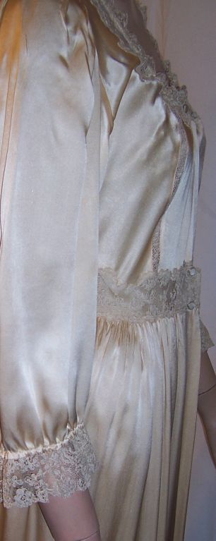 Matching Vintage Peignoir of Champagne Colored Silk with Lace For Sale 3